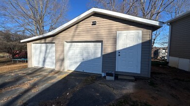 391 Poplar Springs Rd in Roaring River, NC - Foto de edificio - Building Photo