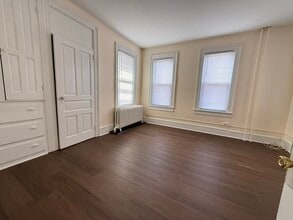 475 Cooper St, Unit #1 in Beverly, NJ - Foto de edificio - Building Photo