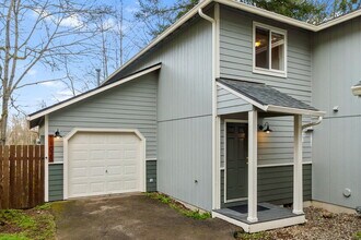 1102 Irving St SW, Unit B in Tumwater, WA - Foto de edificio - Building Photo