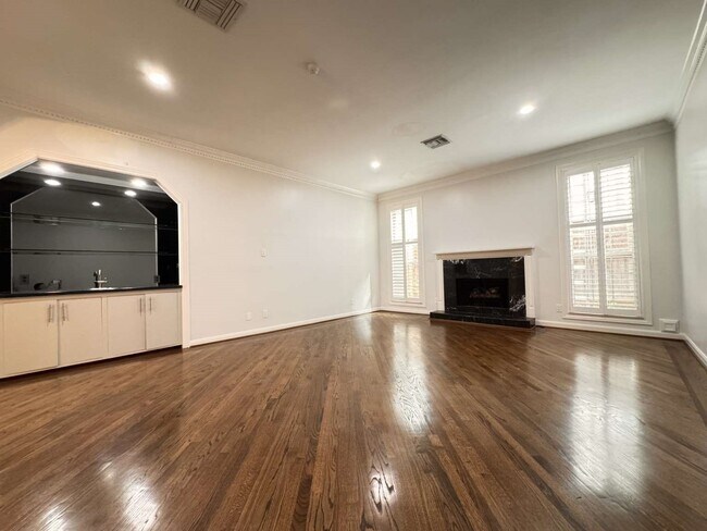 property at 1901 Potomac Dr