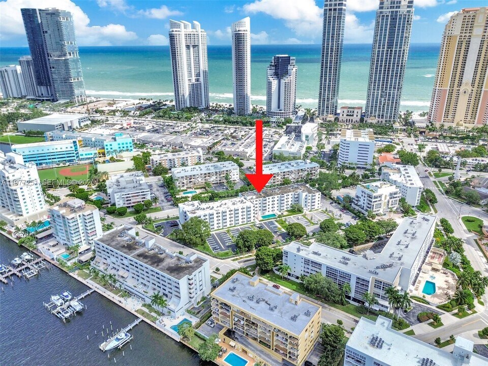 250 180th Dr in Sunny Isles Beach, FL - Building Photo