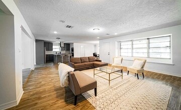 10011 Cliffwood Dr in Houston, TX - Building Photo - Building Photo