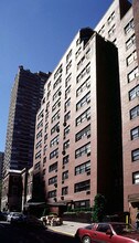 225 E 70th St in New York, NY - Foto de edificio - Building Photo