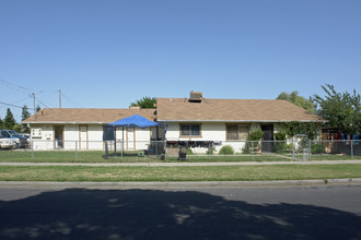 321-329 Q St in Merced, CA - Foto de edificio - Building Photo