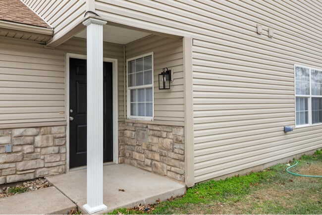 1502 Cornerstone Ct in Marion, IL - Foto de edificio - Building Photo