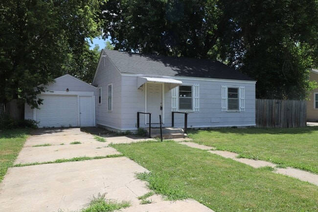 1617 N Madison St in Junction City, KS - Building Photo - Building Photo