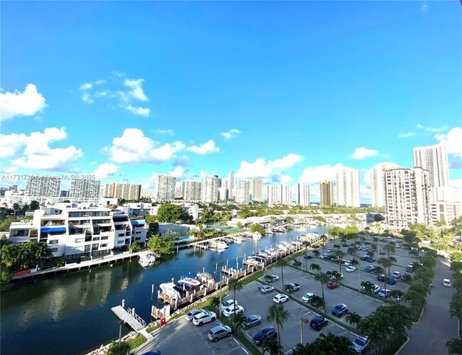 400 Kings Point Dr in Sunny Isles Beach, FL - Foto de edificio - Building Photo