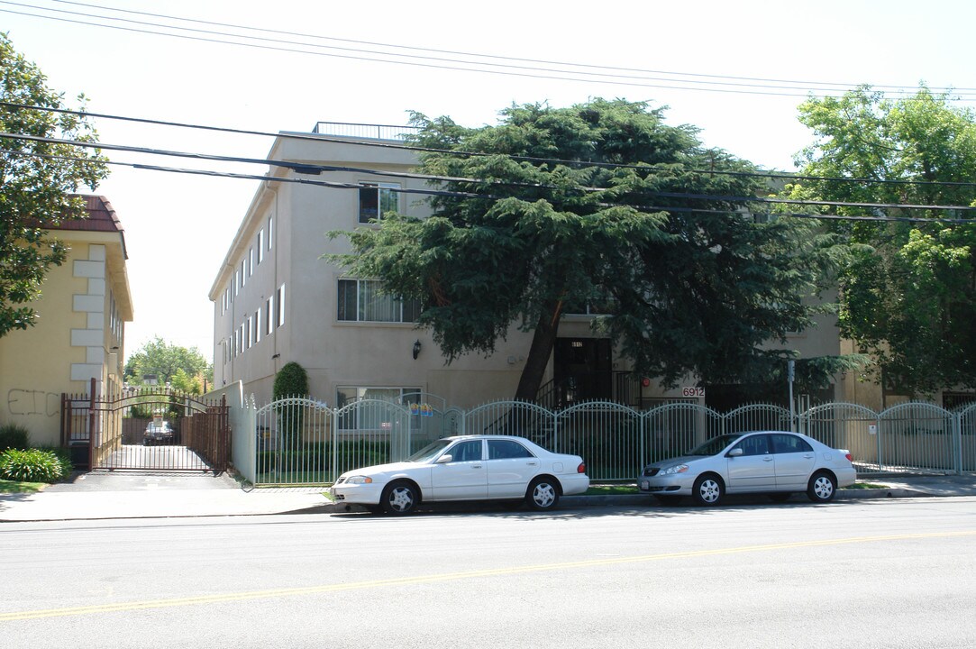 6912 Coldwater Canyon Ave in North Hollywood, CA - Foto de edificio