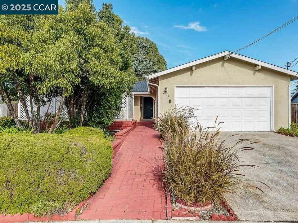 2111 Shasta Dr in Martinez, CA - Building Photo