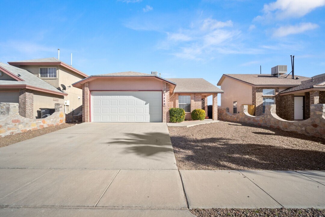 2440 Tierra Rica Way in El Paso, TX - Foto de edificio