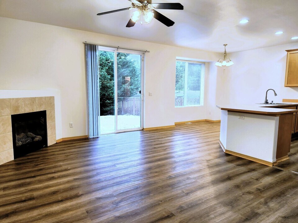 19117 97th Ave Ct E in Puyallup, WA - Building Photo