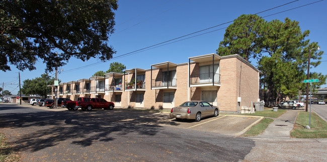 Hollywood Park Apartments in Marrero, LA - Building Photo - Building Photo