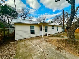 308 C St in Kerrville, TX - Building Photo