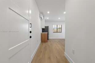 1060 Pasco Jose De La Luz Y Caballero Ct in Miami, FL - Building Photo