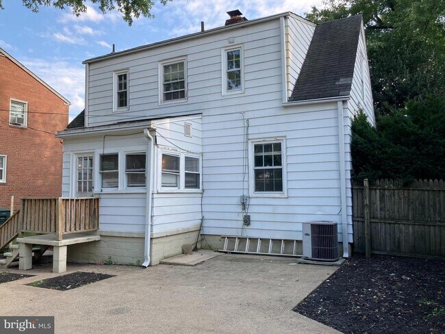 306 E Oak St in Alexandria, VA - Building Photo - Building Photo