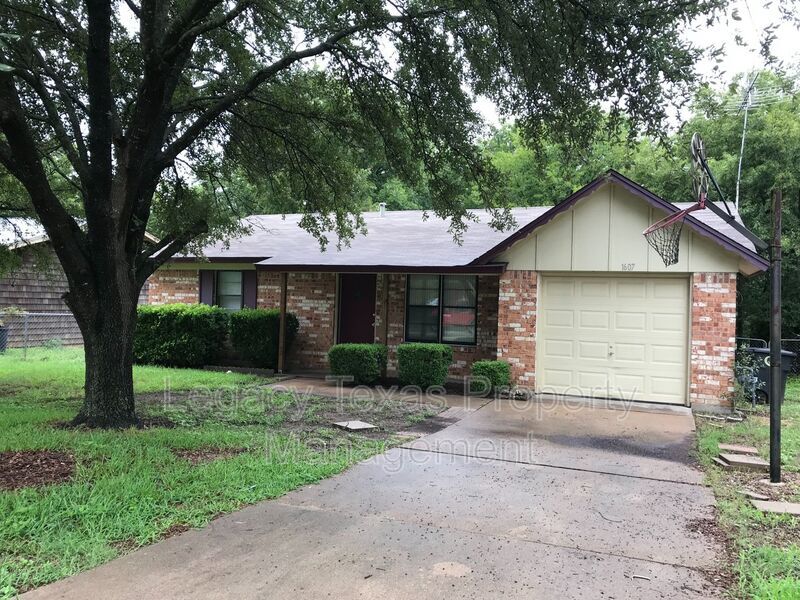 1607 McAnear St in Cleburne, TX - Building Photo