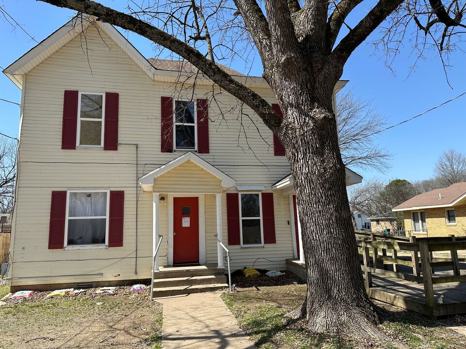 708 S Denver Ave in Russellville, AR - Foto de edificio