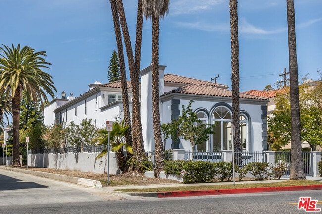 107 N Doheny Dr in Beverly Hills, CA - Building Photo - Building Photo