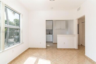 694 NE 76th St in Miami, FL - Foto de edificio - Building Photo
