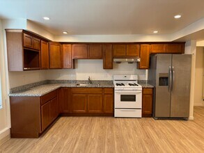 1551 Santa Clara Ave, Unit 4 in Alameda, CA - Foto de edificio - Building Photo