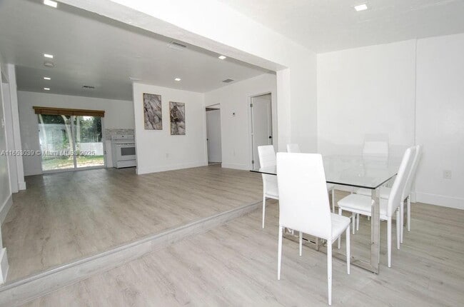 935 NE 129th St in North Miami, FL - Building Photo - Building Photo