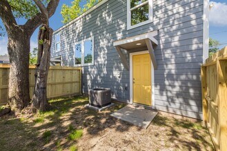 110 N Burr St, Unit A in Houston, TX - Building Photo - Building Photo