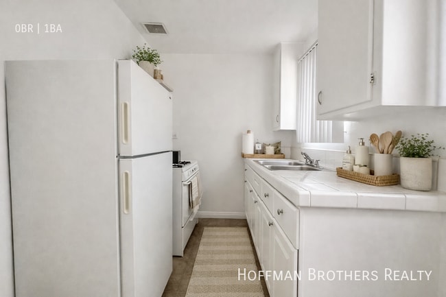 1350 N Citrus Ave, Unit 10