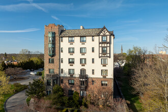 Greenwich Lodge in Greenwich, CT - Building Photo - Building Photo