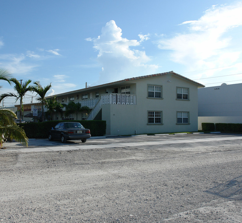 213 SW 20th St in Fort Lauderdale, FL - Building Photo