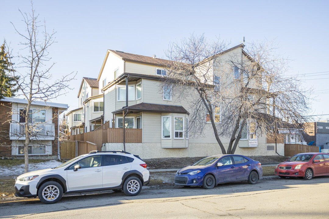 Belmora Place in Calgary, AB - Building Photo