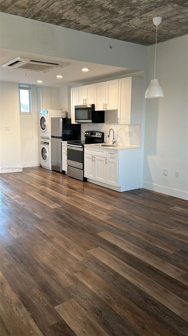 141 NW 16th Ave-Unit -17 in Miami, FL - Building Photo - Building Photo
