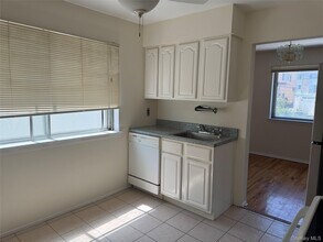 15-68 Waters Edge Dr in Queens, NY - Building Photo - Building Photo