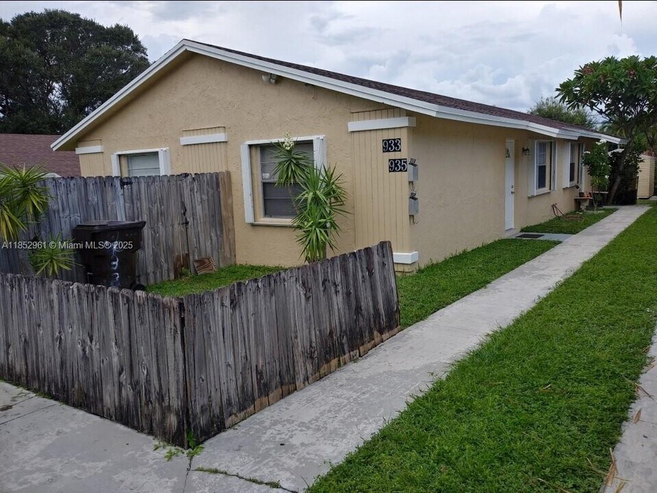 933 Francis St in West Palm Beach, FL - Building Photo