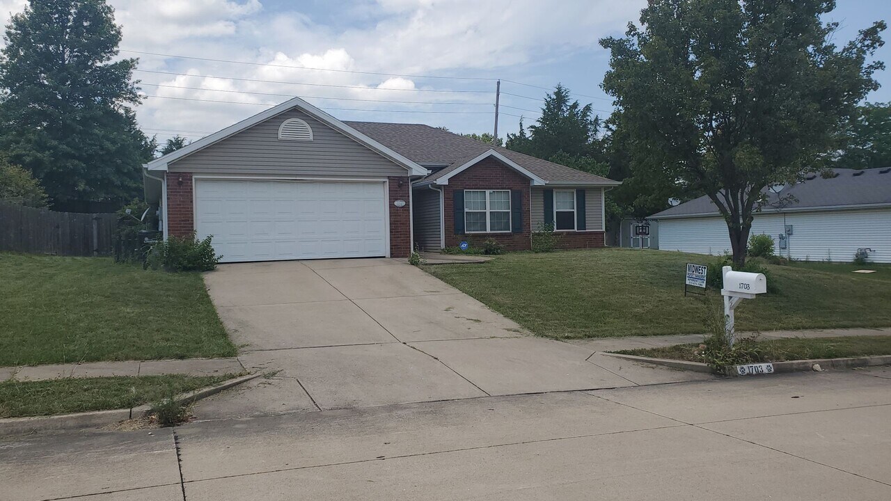 1703 Spiros Dr in Columbia, MO - Building Photo