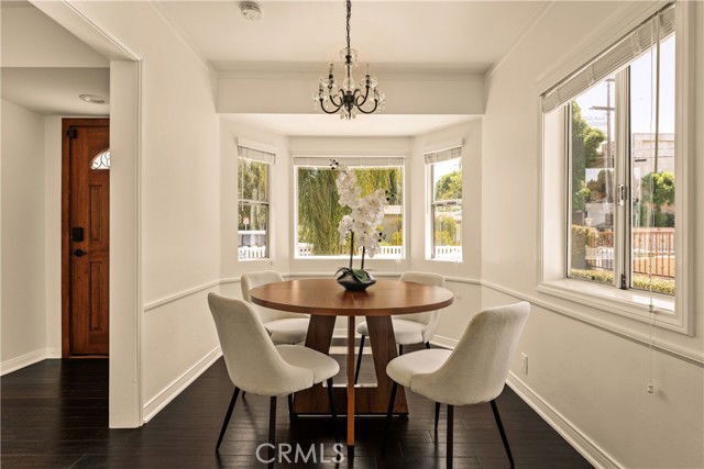 15233 Camarillo St in Los Angeles, CA - Building Photo