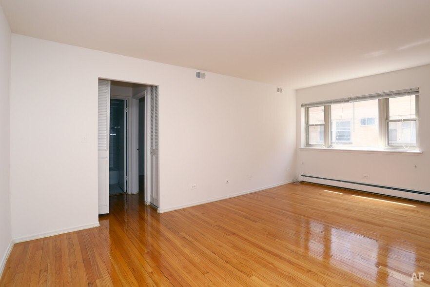 6800 N Sheridan Rd, Unit ONE BED in Chicago, IL - Building Photo