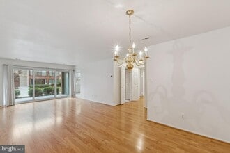 2817 Jermantown Rd in Oakton, VA - Building Photo - Building Photo