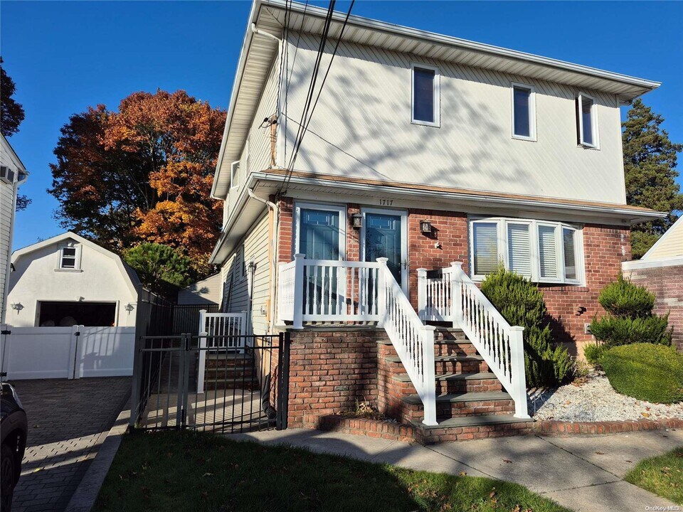 1717 Horatio Ave-Unit -2nd Fl in Merrick, NY - Building Photo