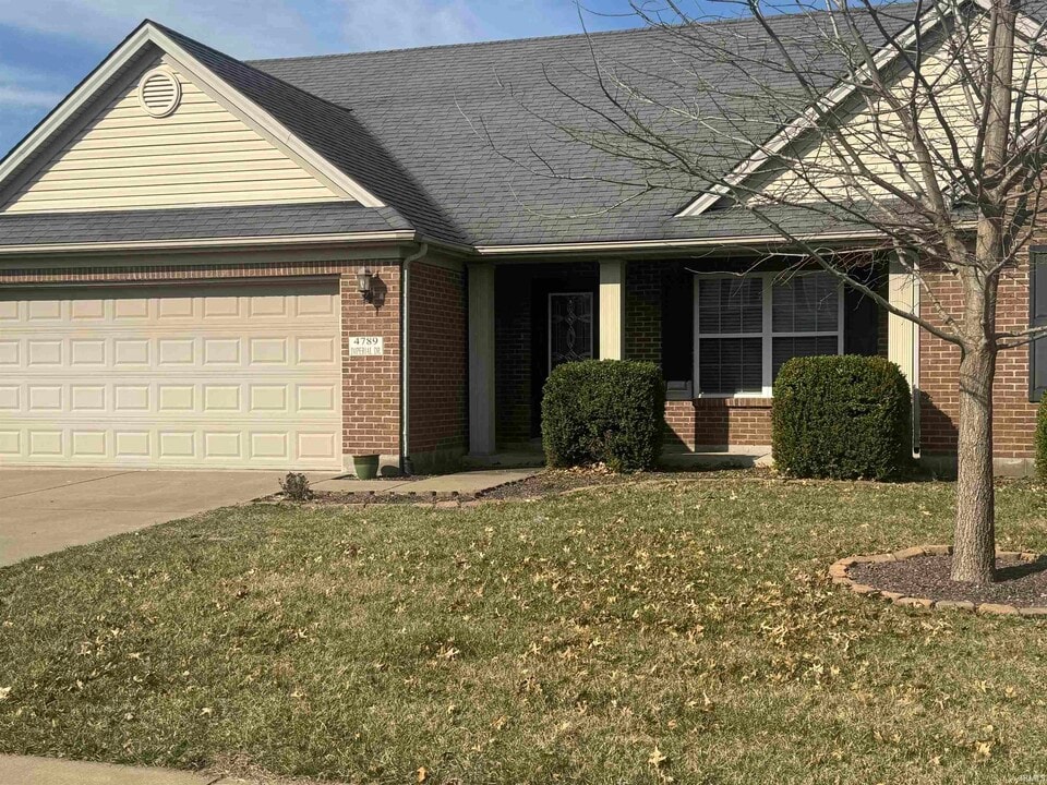 4789 Imperial Dr in Newburgh, IN - Foto de edificio
