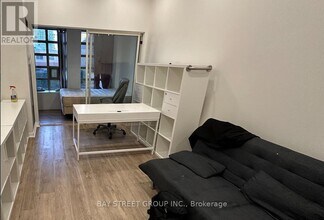 25-425 Grenville St in Toronto, ON - Building Photo - Building Photo