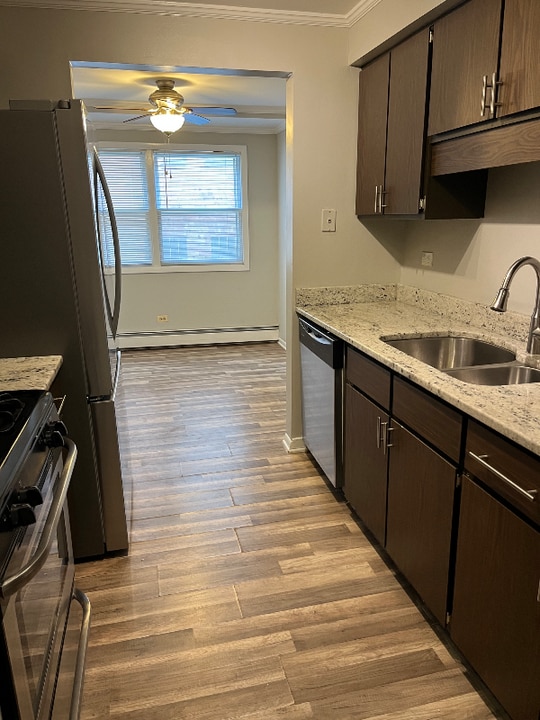 1327 E Prairie Ave in Des Plaines, IL - Building Photo