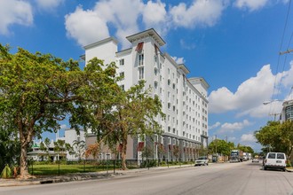 The Pearl Apartments in Miami, FL - Building Photo - Building Photo