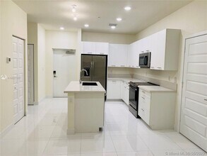 4670 NW 84th Ave-Unit -37 in Doral, FL - Foto de edificio - Building Photo