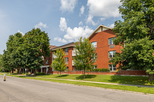 1099 Cadboro Rd in Ottawa, ON - Building Photo - Building Photo