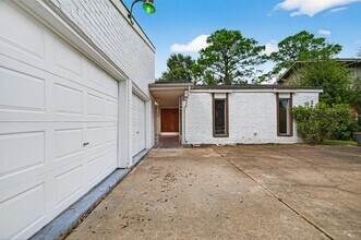 2042 Hilton Head Dr in Missouri City, TX - Building Photo - Building Photo
