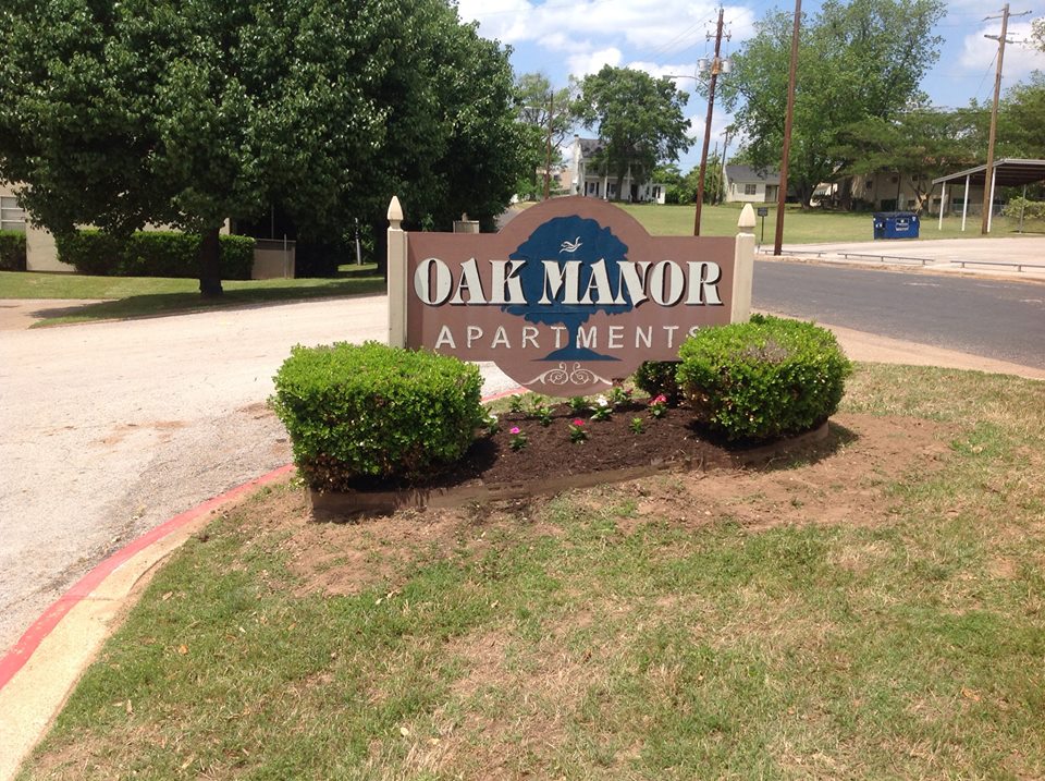 Oak Manor Apartments in Henderson, TX - Building Photo