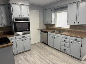 207 Sharp Dr in Stephenville, TX - Foto de edificio - Building Photo