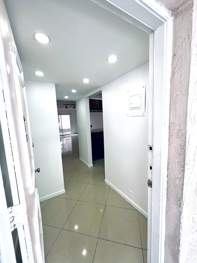 7610 Stirling Rd, Unit E203 in Hollywood, FL - Building Photo - Building Photo