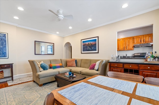 35-55-55 29th St in Queens, NY - Foto de edificio - Building Photo