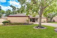 12147 Ella Lee Ln in Houston, TX - Building Photo - Building Photo